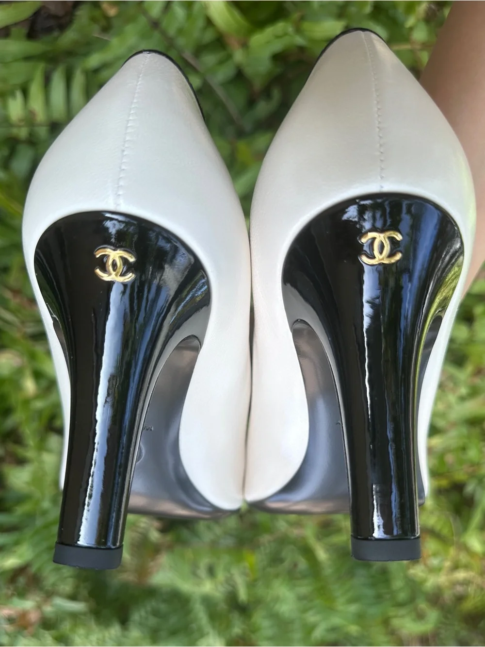 2026B CHANEL WHITE AND BLACK LEATHER PUMPS HEELS SHOES with GOLD CC LOGO 40